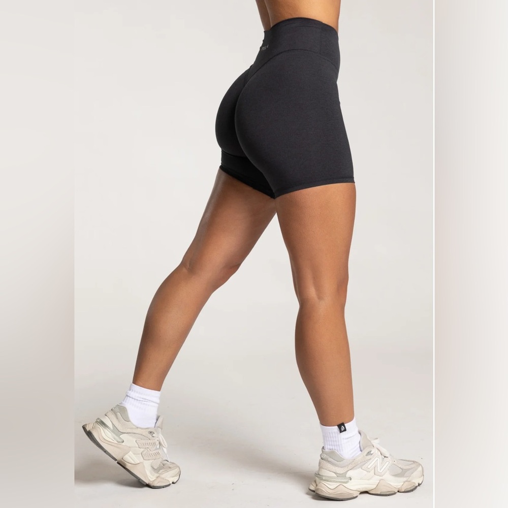 NWOT P’tula BarePro Sculpt Short 6” in Black size Medium